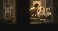 Андреа Райзборо показала голую грудь в фильме «Связи нет», 2012