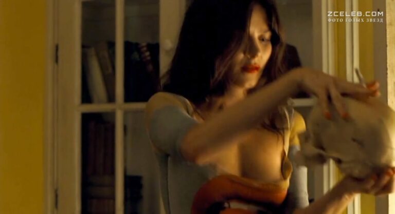 anna fril zasvetila grud v filme telohranitel 2010 4d69e93