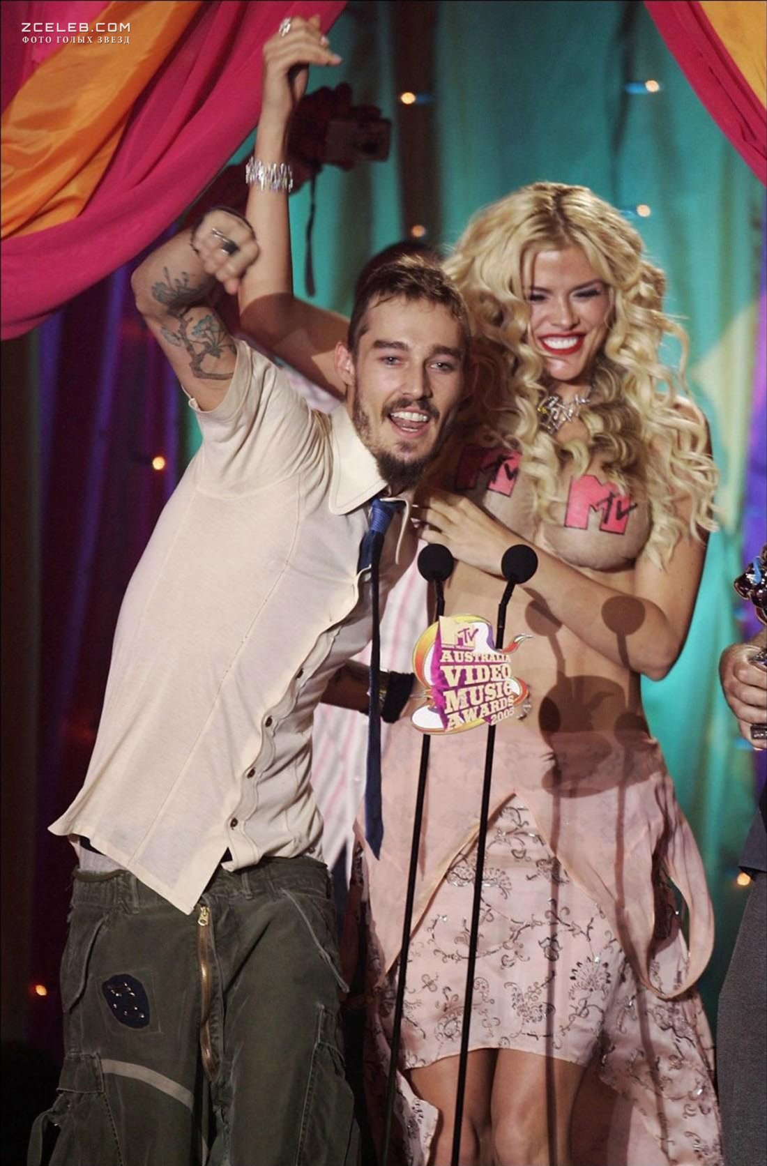 Анна Николь Смит топлесс на премии MTV Video Music Awards, 03.03.2005