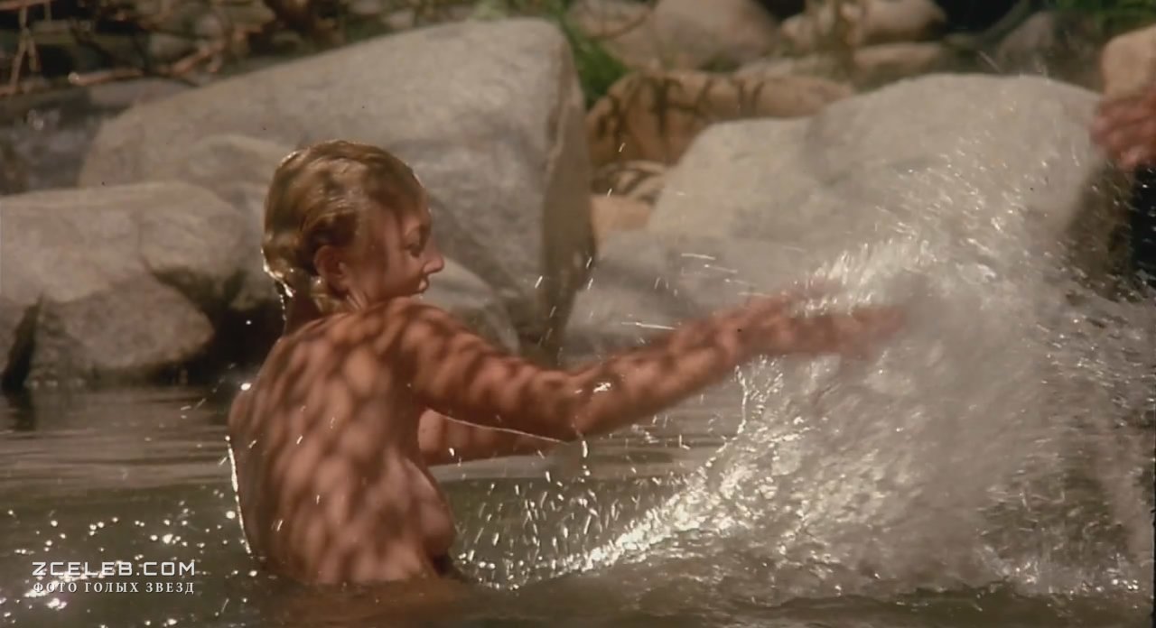 Дрю Бэрримор засветила грудь в фильме «Плохие девчонки», 1994