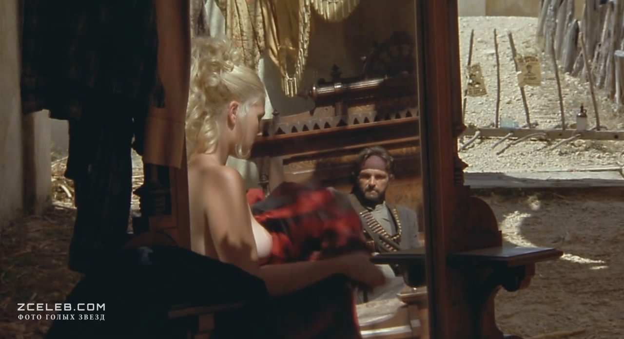 Дрю Бэрримор засветила грудь в фильме «Плохие девчонки», 1994