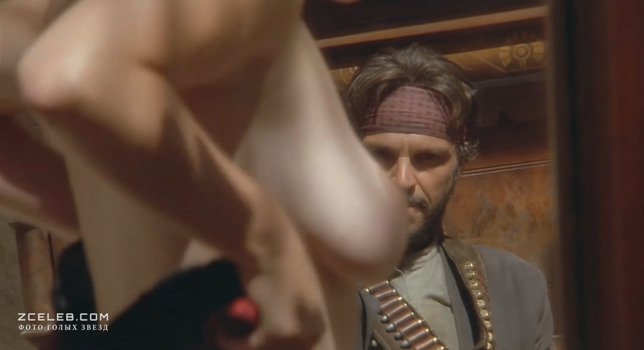 Дрю Бэрримор засветила грудь в фильме «Плохие девчонки», 1994