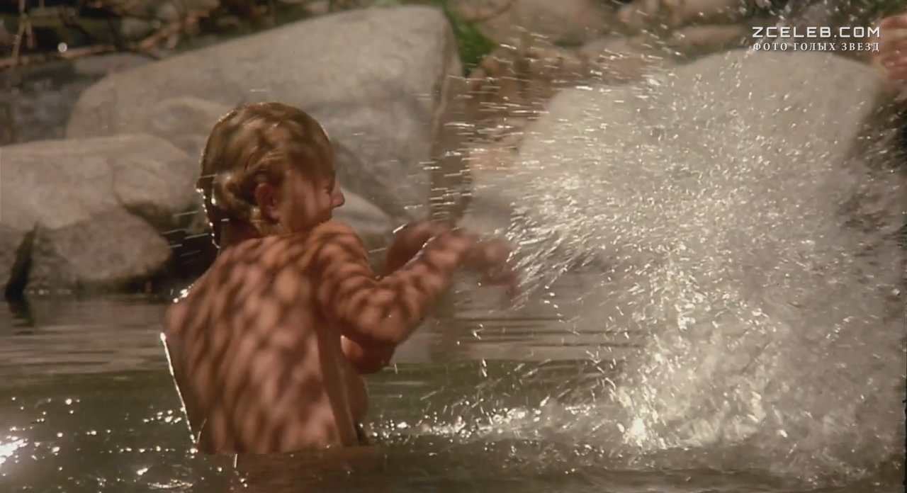 Дрю Бэрримор засветила грудь в фильме «Плохие девчонки», 1994
