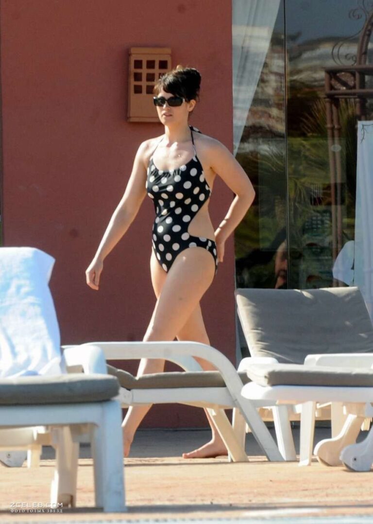 dzhemma arterton v monokini vozle bassejna maj 2009 f9c7bcc