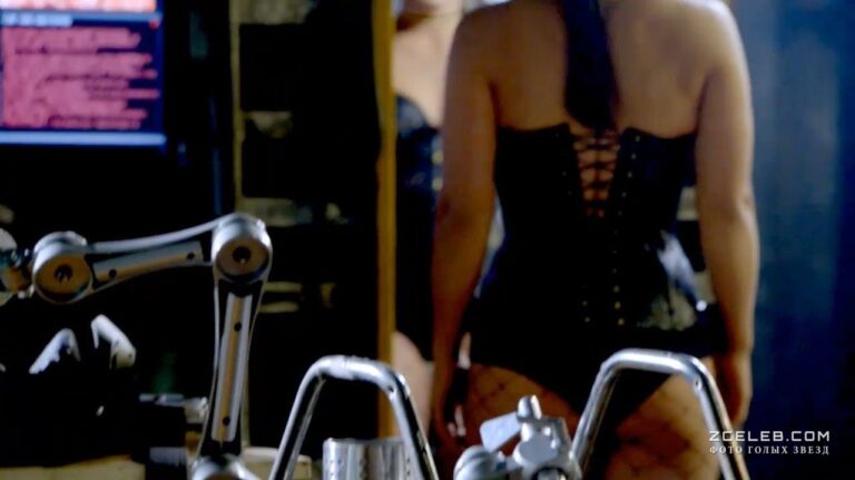 dzhina karano v korsete v seriale pochti chelovek 2013 4440b21