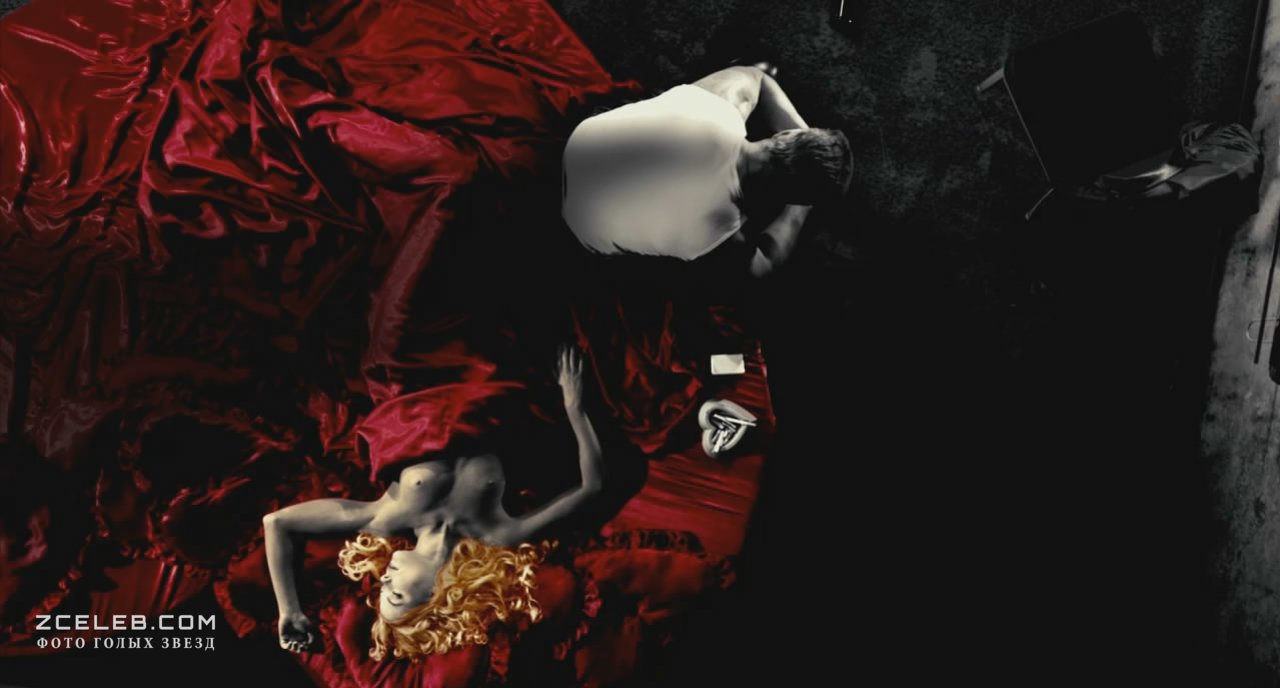 Голая Джейми Кинг в фильме «Город грехов», 2005