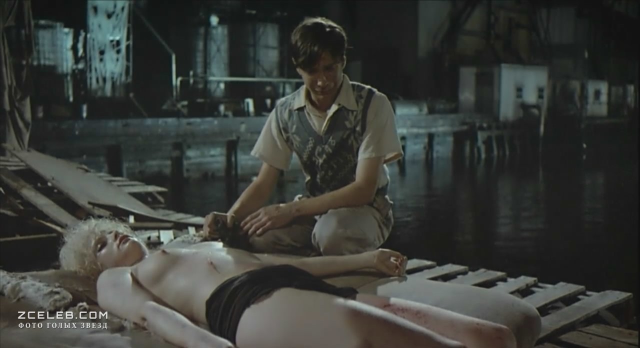 Голая Дженнифер Джейсон Ли в фильме «Последний поворот на Бруклин», 1989
