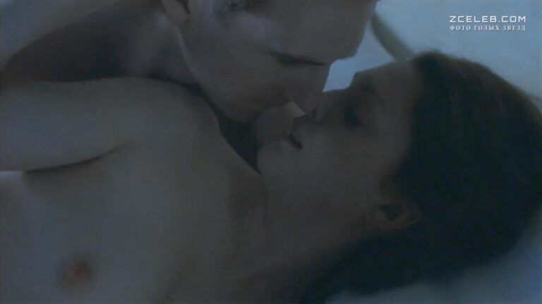 golaja dzhulianna mur v filme konec romana 1999 215c8cf