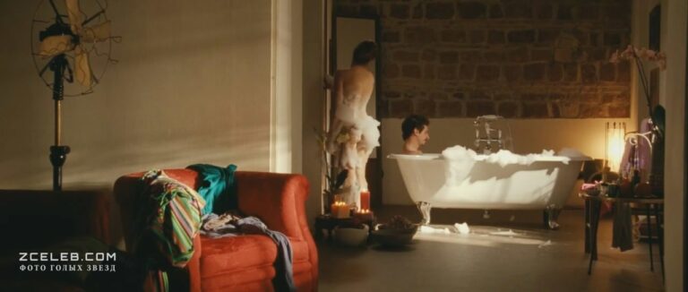 golaja dzhulija mikelini v filme nezrelye 2011 390cdfb