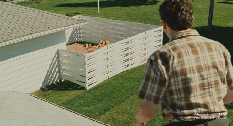 golaja emi landeker v filme serjoznyj chelovek 2009 1919e50