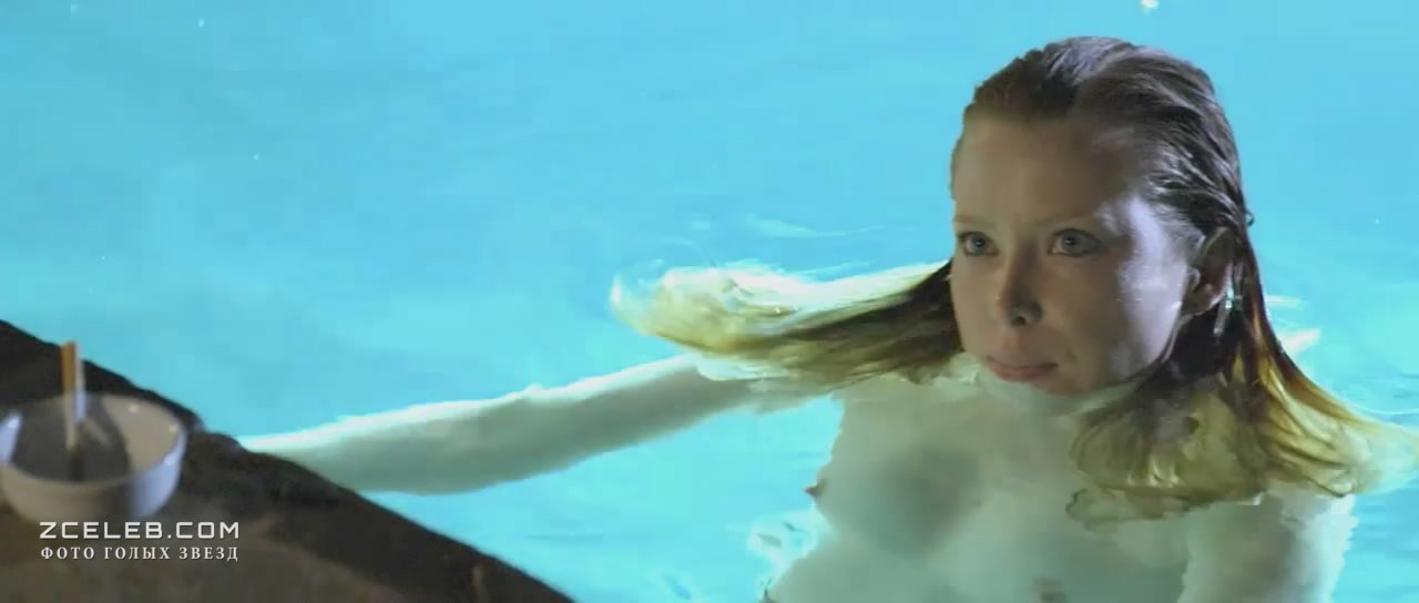 Голая Эмма Бут в фильме «Отклонение», 2011
