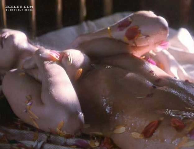 Голая Энджи Эверхарт в фильме «9 1.2 недель», 1985