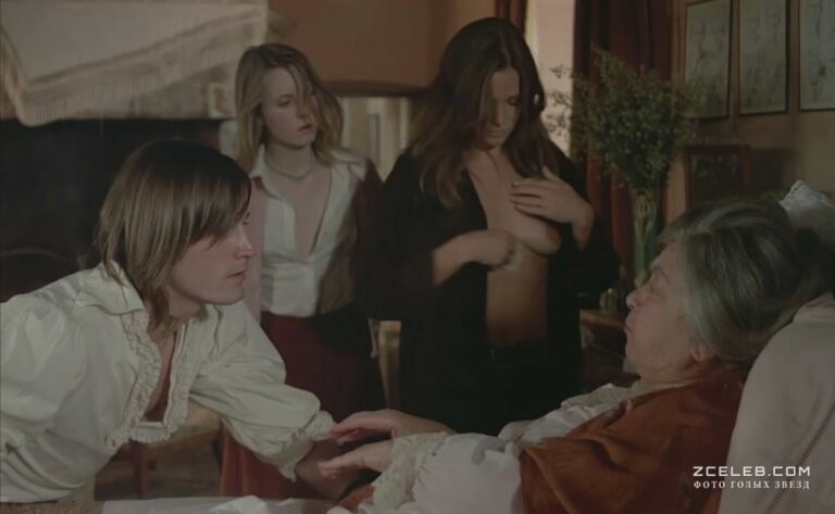 golaja grud aleksandry stjuart v filme chernaja luna 1975 dc2f412