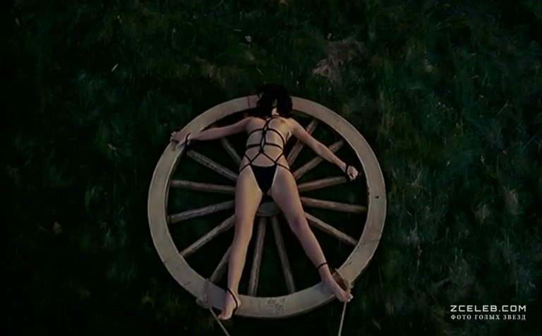 Голая грудь Чулпан Хаматовой в фильме «Летнее безумие», 2007