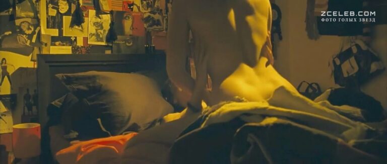 golaja grud dzhemmy arterton v filme troe na vylet 2008 23fe0f8