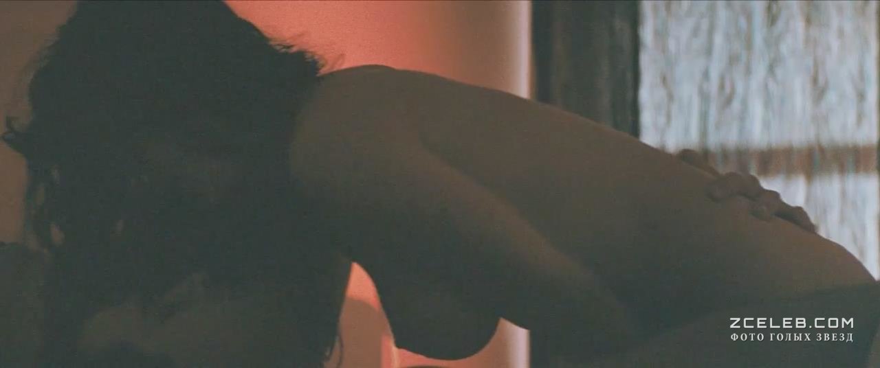Голая грудь Дженнифер Дэйл в фильме «Страховой агент», 1991