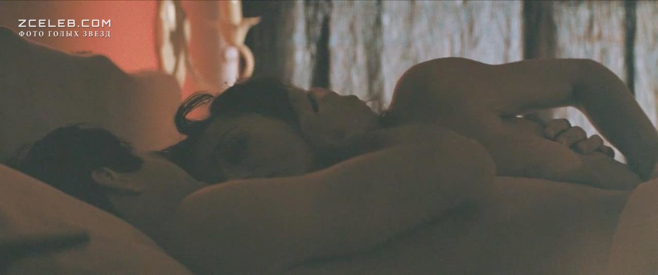 Голая грудь Дженнифер Дэйл в фильме «Страховой агент», 1991