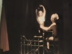 Голая грудь Елены Брагиной в фильме «Посвященный», 1989