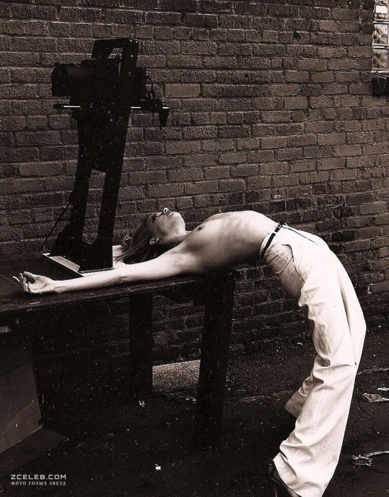 golaja grud ember hjord na soblaznitelnom foto 7b90f56