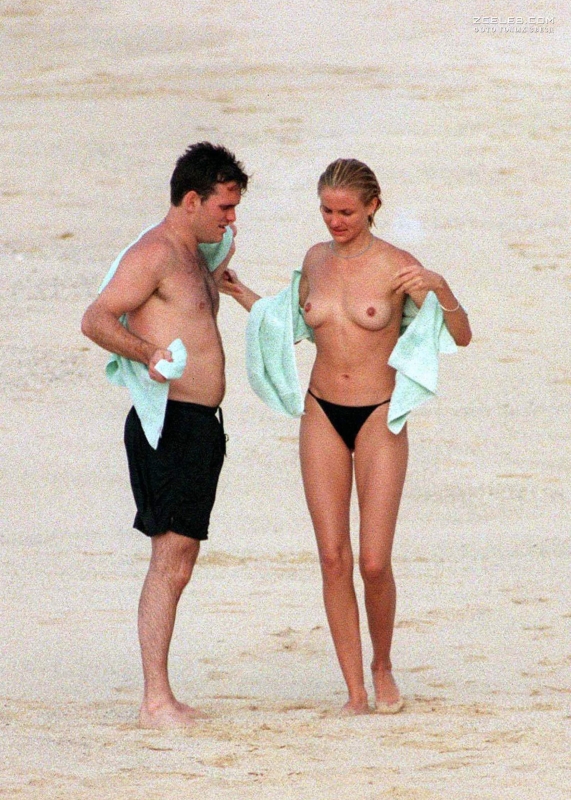 Голая грудь Камерон Диаз на пляже Сен-Барте, 1998