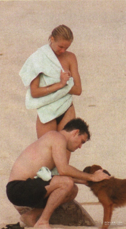 Голая грудь Камерон Диаз на пляже Сен-Барте, 1998