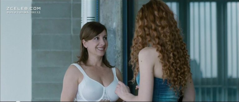 golaja grud karly sinoris v filme zhenshhiny protiv muzhchin 2015 163e1ac