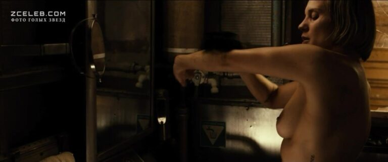 golaja grud keti sakhoff v filme riddik 2013 dac1f9a