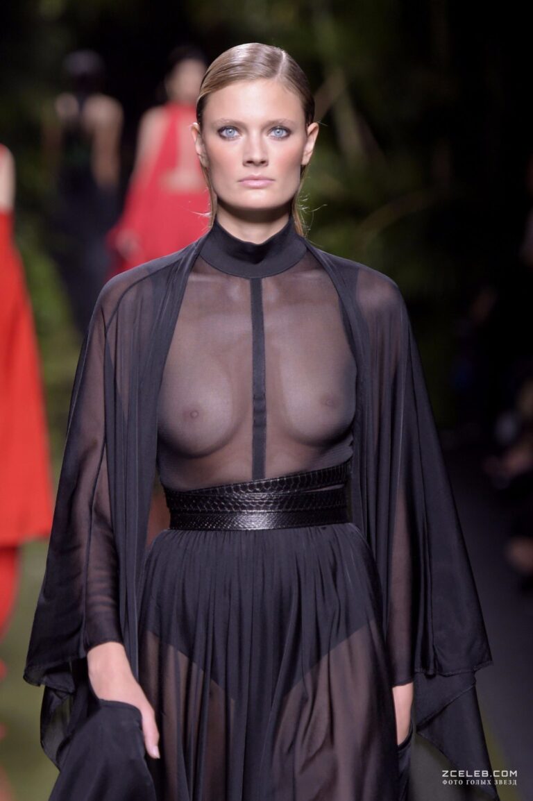 golaja grud konstans jablonski v prozrachnom narjade na balmain fashion show 42182aa