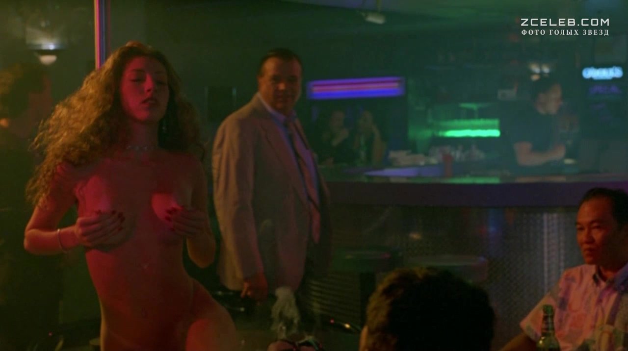 Голая грудь Люси Лью в фильме «Зона преступности», 1997