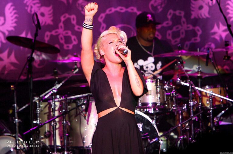 golaja grud pink v prozrachnom plate 1cee2c2