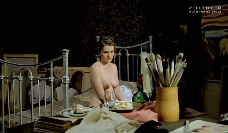 golaja grud viktorii tolstoganovoj v filme naturshhica 2007 5424e28