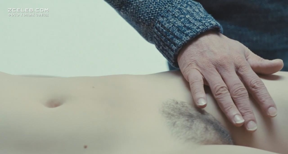 Голая Изильд Ле Беско в фильме «Новая подружка», 2014