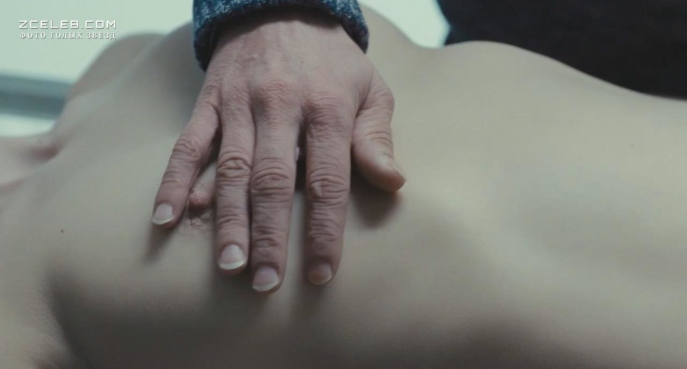 Голая Изильд Ле Беско в фильме «Новая подружка», 2014