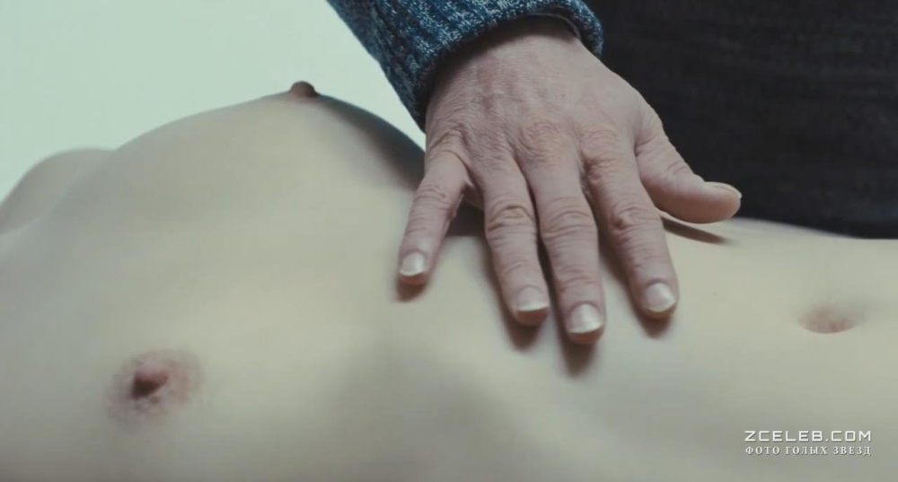 Голая Изильд Ле Беско в фильме «Новая подружка», 2014