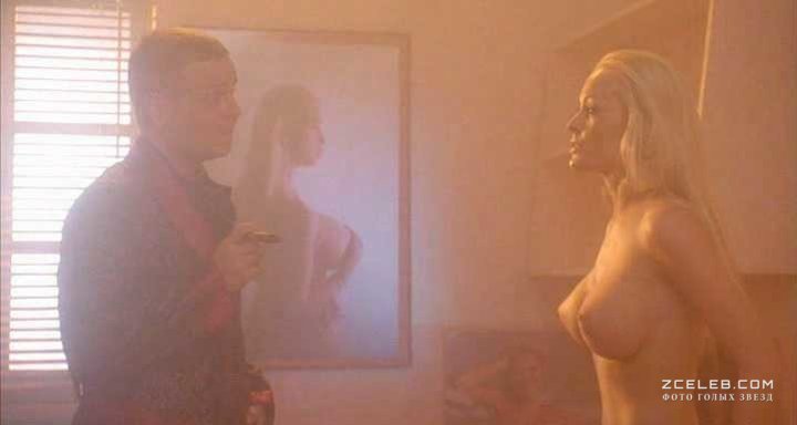 Голая Кэти Ломанн в фильме «Переполох в общаге», 2003