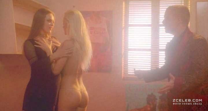 Голая Кэти Ломанн в фильме «Переполох в общаге», 2003