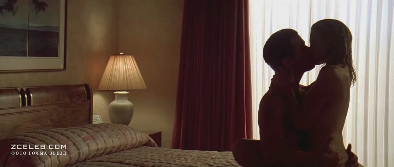 Голая Ким Бейсингер в фильме «Побег», 1994