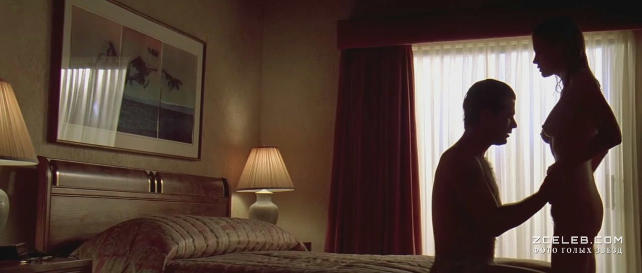Голая Ким Бейсингер в фильме «Побег», 1994