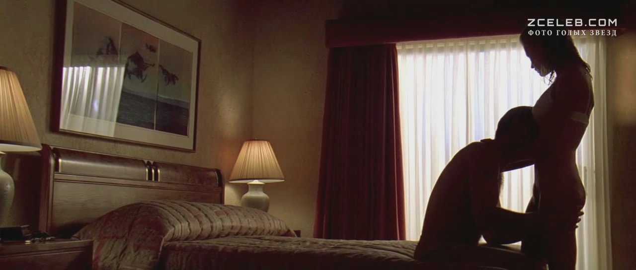 Голая Ким Бейсингер в фильме «Побег», 1994