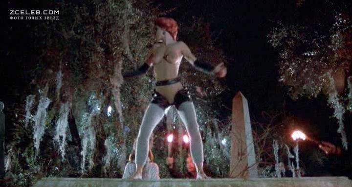 Голая Линни Куигли в фильме «Возвращение живых мертвецов», 1984