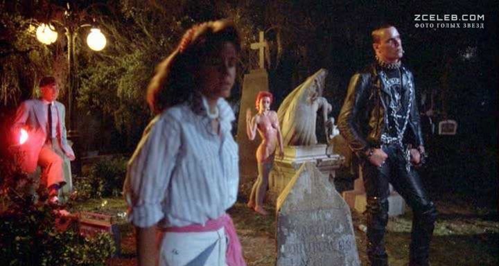Голая Линни Куигли в фильме «Возвращение живых мертвецов», 1984