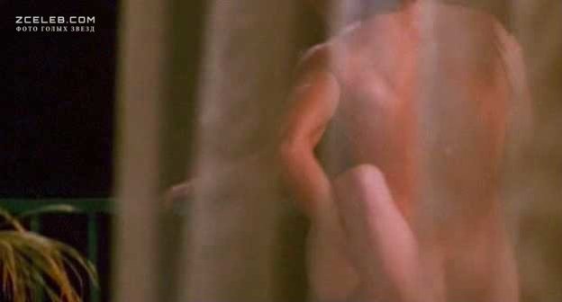 Голая Марли Мэтлин в фильме «Суперпреступление», 1999