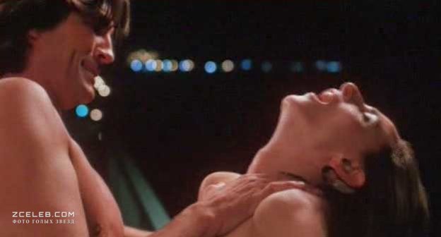 Голая Марли Мэтлин в фильме «Суперпреступление», 1999