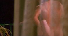 Голая Марли Мэтлин в фильме «Суперпреступление», 1999