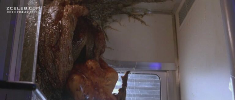 golaja natasha henstridzh v filme osob 1995 0d69622