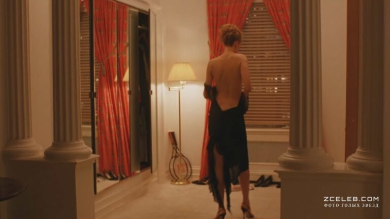 golaja nikol kidman v filme s shiroko zakrytymi glazami 1999 e2761a2