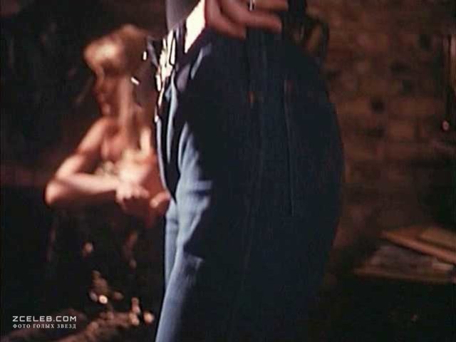 Голая Пандора Пикс в фильме «Победить или умереть», 1991