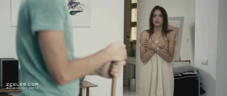 golaja popka mishel henner v filme prishelec iz kosmosa 2011 0ac8af9