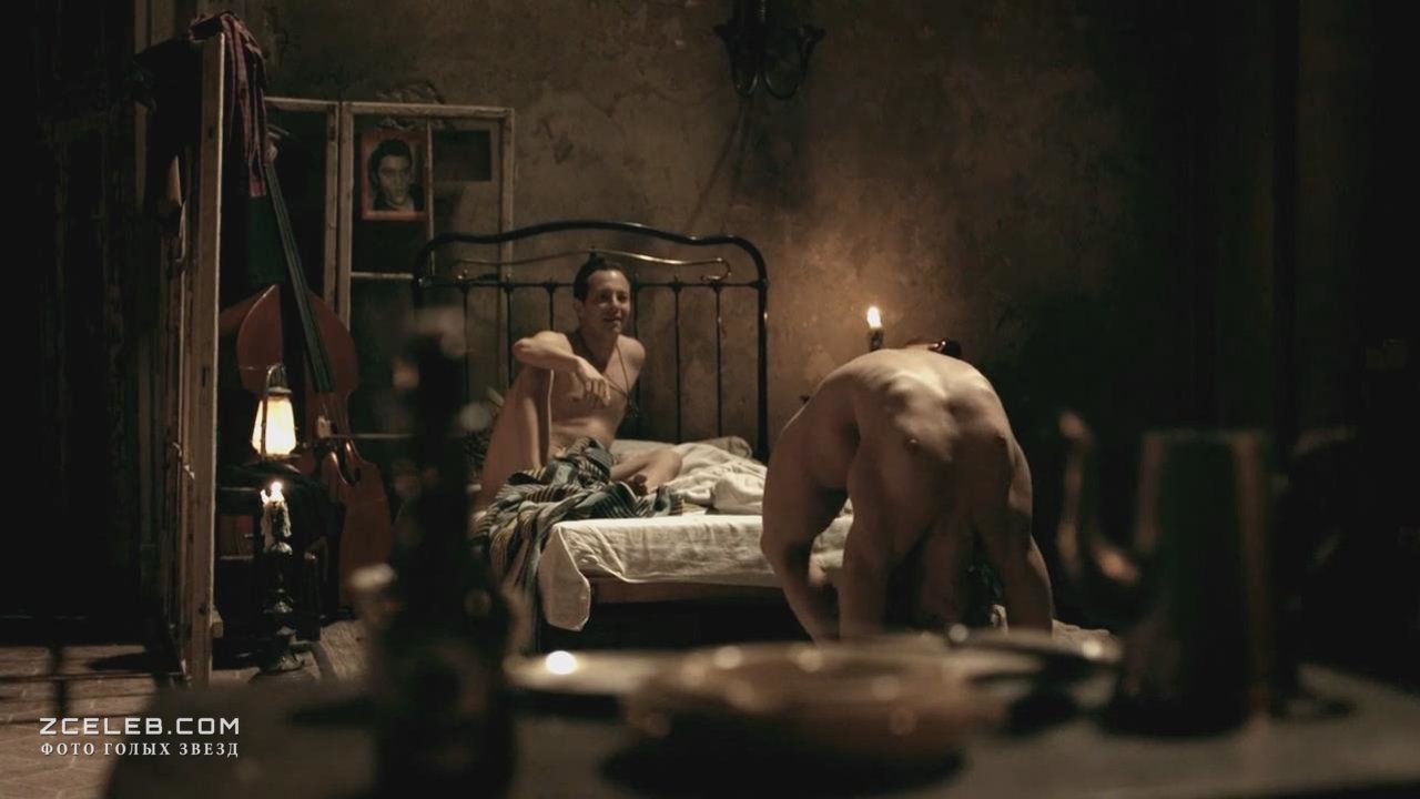 Голая Соня Герхардт в сериале «Ку'дамм 56», 2016