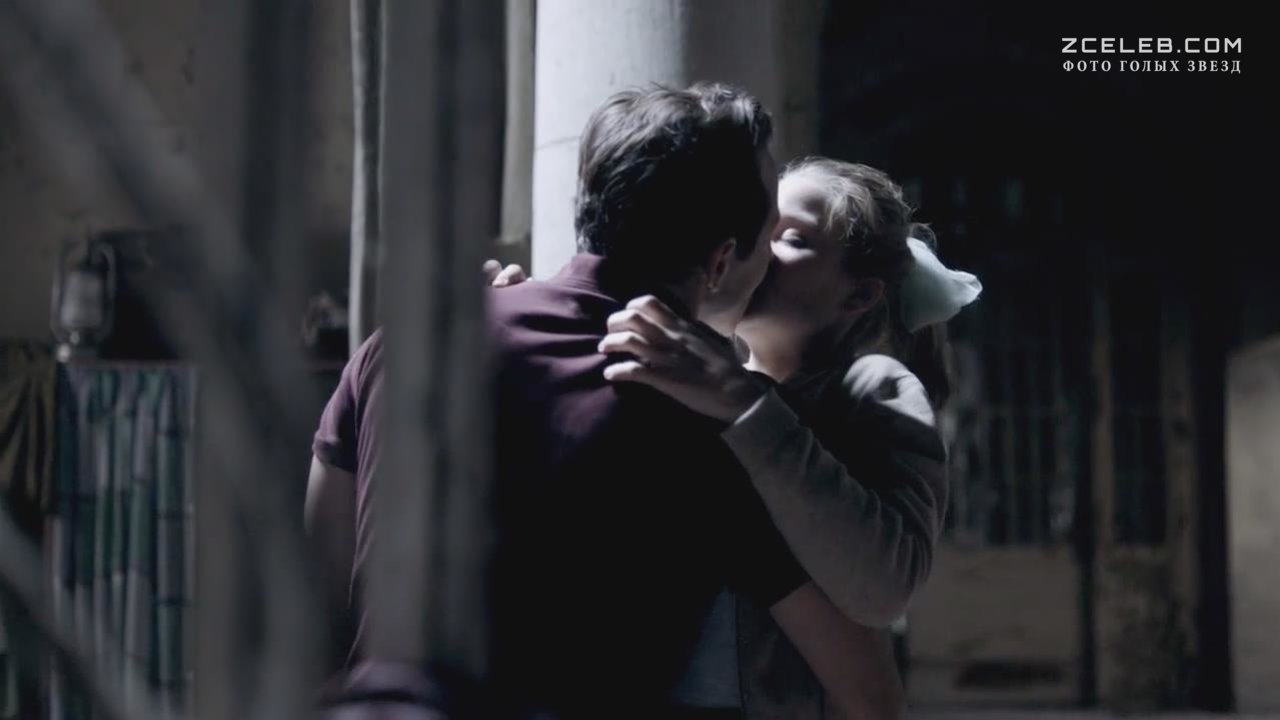 Голая Соня Герхардт в сериале «Ку'дамм 56», 2016